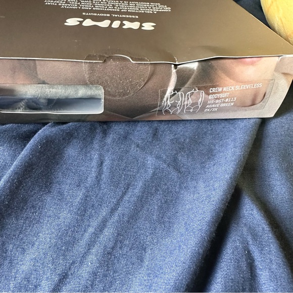 SKIMS Essential Crew Neck Sleeveless Bodysuit limited edition Agave Green - Picture 7 of 8